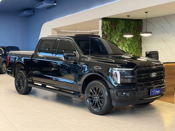 FORD F-150 5.0 V8 GASOLINA CD LARIAT BLACK FX4 AUTOMÁTICO